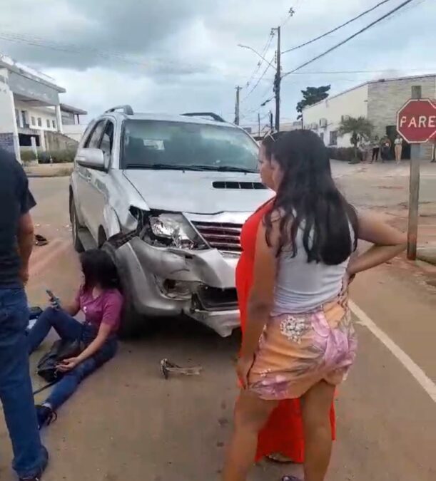 Acidente entre carro e moto em Sena Madureira reforça necessidade de medidas de segurança no centro