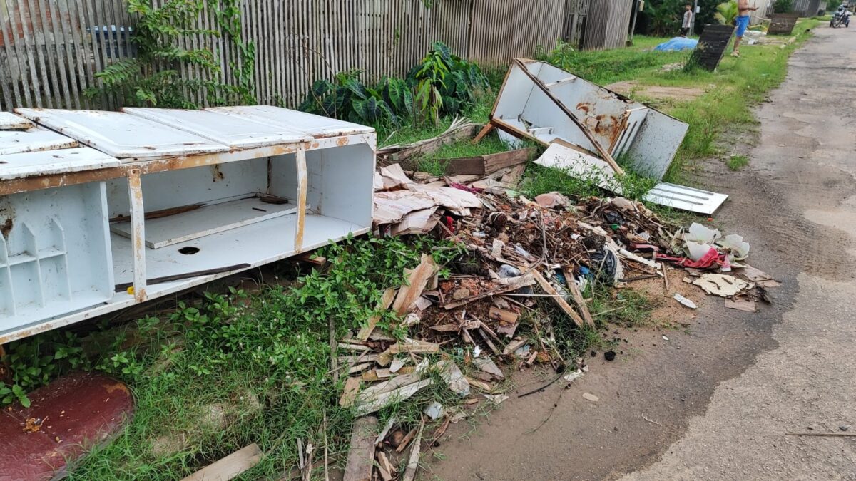 Moradora do bairro Cidade Nova denuncia problemas na coleta de lixo em Sena Madureira