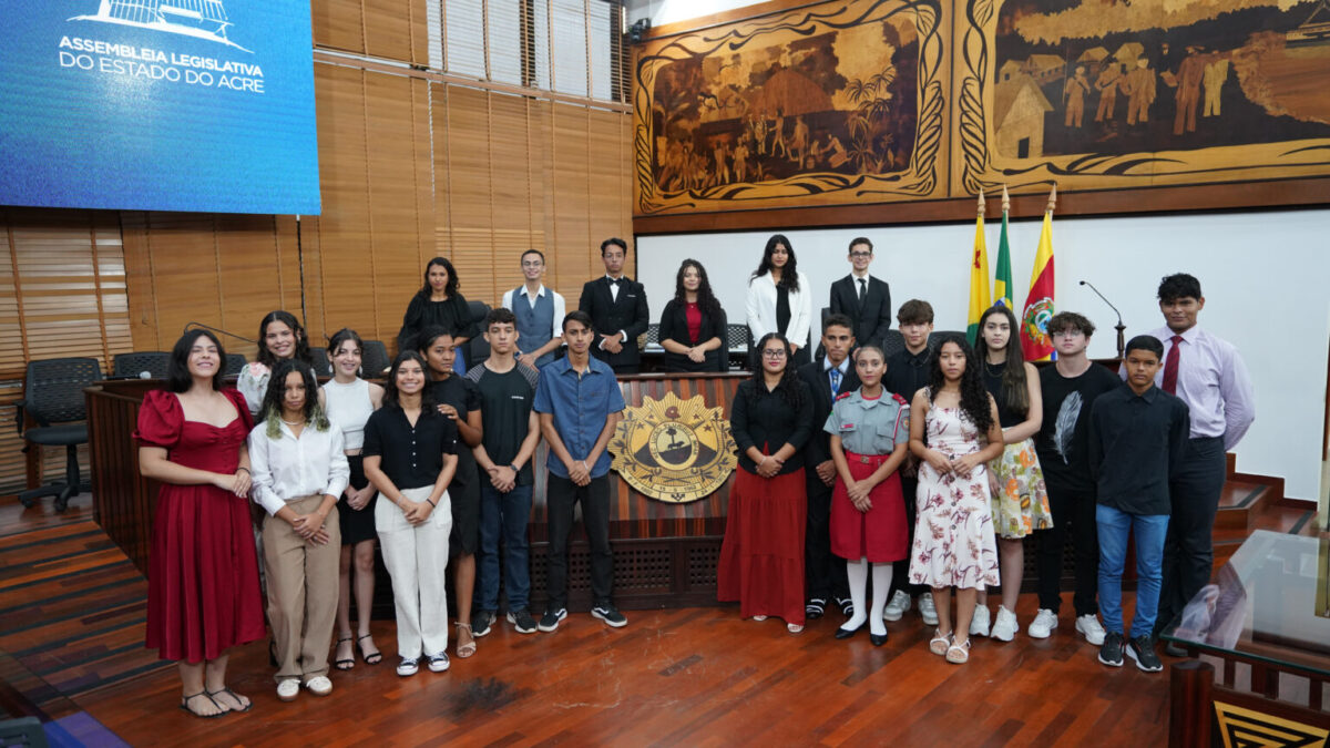 Estudantes de escolas públicas do estado são empossados como jovens parlamentares na Aleac
