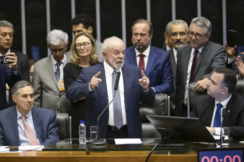 Vídeo: deputado do PT dá tapa em colega em sessão com Lula na Câmara