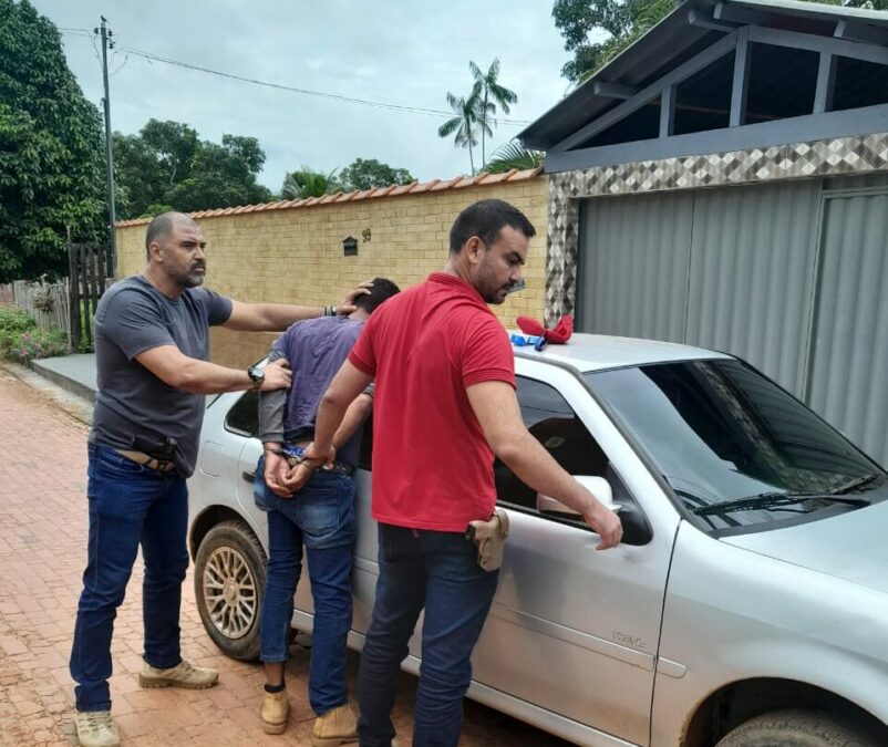 Polícia Civil de Xapuri prende homem em flagrante por tentativa de tráfico de drogas ao tentar se livrar do entorpecente em abordagem