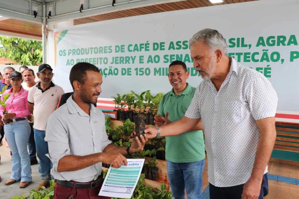 Petecão entrega 150 mil mudas de café a produtores rurais em Assis Brasil