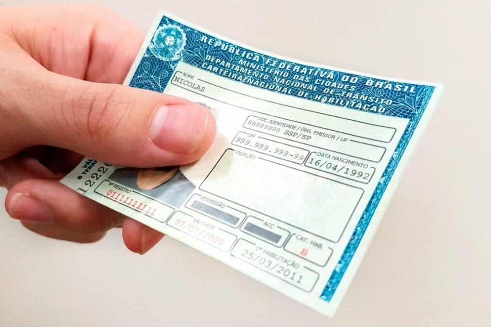 Motoristas de categorias C, D e E sem exame toxicológico atualizado serão multados a partir de janeiro