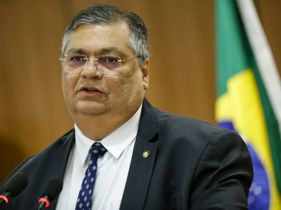 Dino cassa aposentadoria de delegado da PF por fraudar 400 inquéritos
