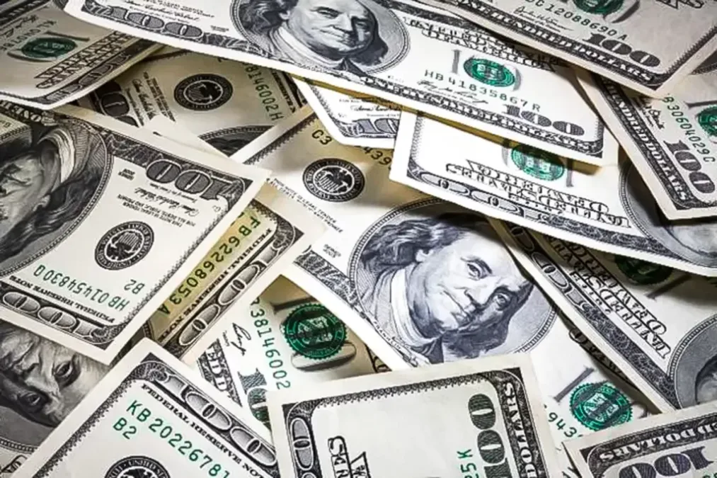 Dólar registra a menor cotação em um mês impulsionado por fatores internos e externos