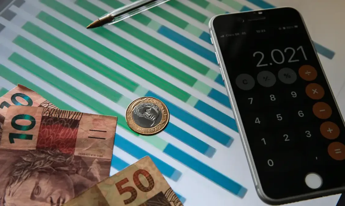 Mercado financeiro revisa previsões para inflação, taxa de juros e câmbio em 2023 e 2024