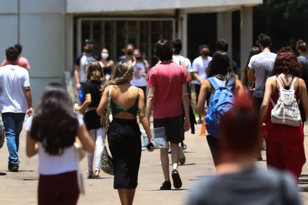 Menos de 50% dos estudantes brasileiros sabem nível básico em matemática e ciências, revela Pisa