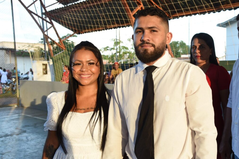 Casal que se conheceu através de rede social realiza sonho de oficializar o enlace no Projeto Cidadão