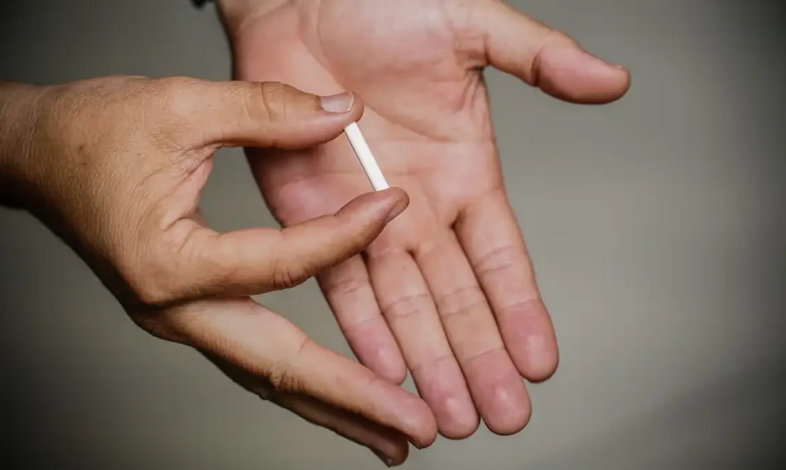 Entenda as controvérsias em torno do ‘chip da beleza’: implantes hormonais geram preocupações entre entidades médicas