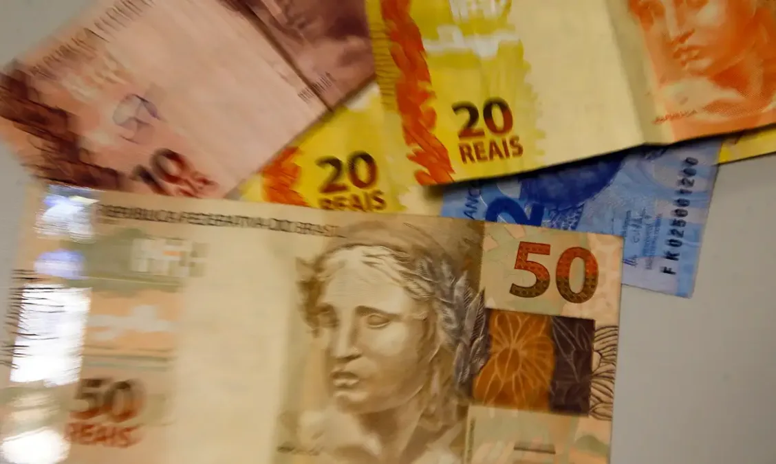 Presidente Lula assina decreto que eleva salário mínimo para R$ 1.412 em 2024