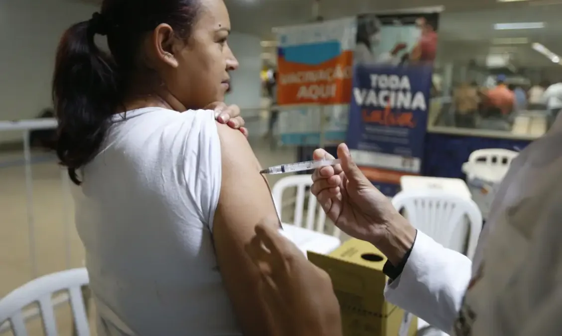 Desafios e avanços na vacinação: Brasil busca superar desconfiança e reforçar imunização