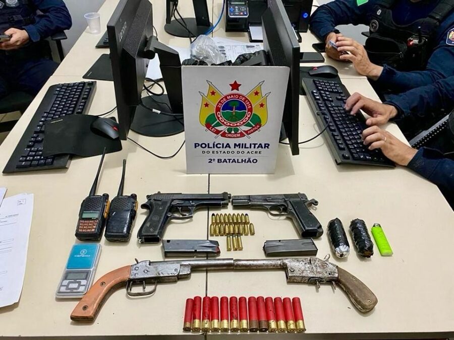 Em apenas uma noite, PM apreende seis armas, artefatos explosivos, veículo e celulares roubados no Segundo Distrito