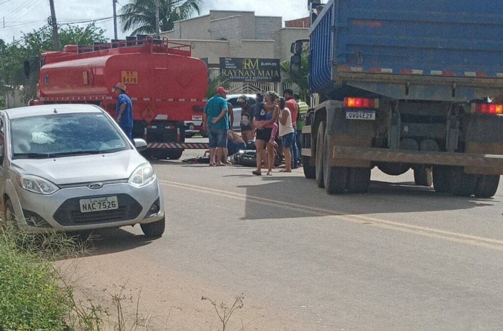 Acidente de trânsito em Sena Madureira envolvendo moto e caminhão pipa deixa mulher ferida