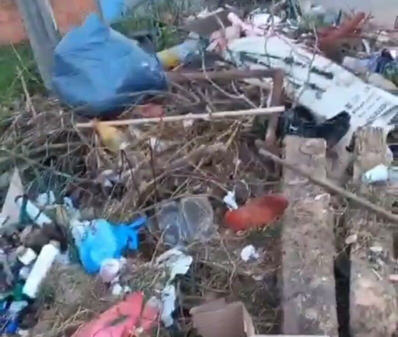 Jovem de Sena crítica situação da coleta de lixo: “daqui a pouco vamos comemorar 3 meses com bolo”