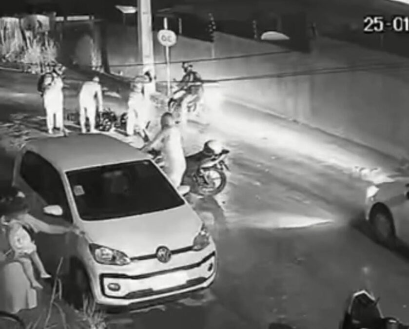 Barro derrubado em rua do Ouricuri em Rio Branco causa 3 acidentes em menos de 3 minutos; veja os vídeos