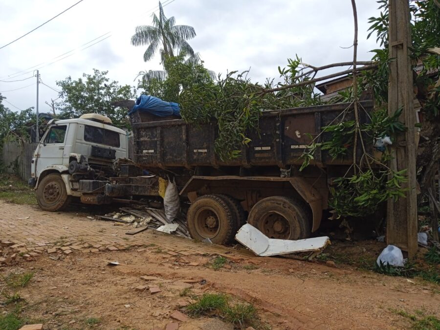 Caminhão de lixo da prefeitura de Sena perde freio em descida e quase causa tragédia