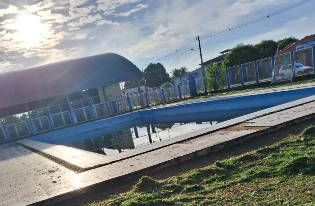 Abandono: Moradores denunciam condições precárias na piscina da Escola Municipal Messias Rodrigues em Sena Madureira