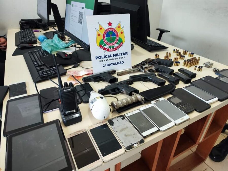 Polícia Militar prende quadrilha com armas, celulares e drogas no Segundo Distrito