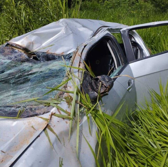 Vídeo: Grave acidente na BR-364 em Sena Madureira deixa veículo à beira da estrada após capotamento