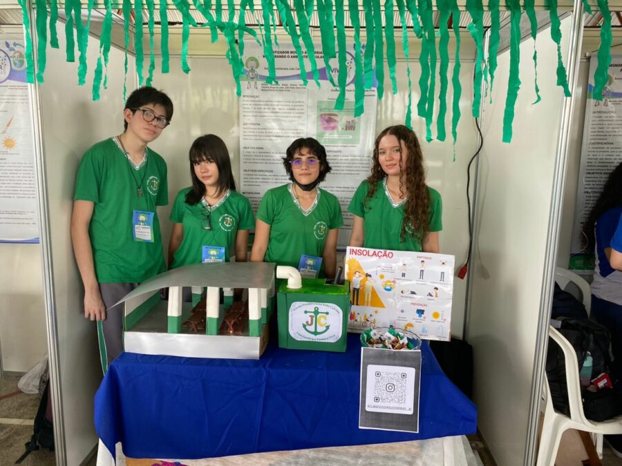 Escola conveniada com o governo é semifinalista em feira nacional ao apresentar climatizador sustentável