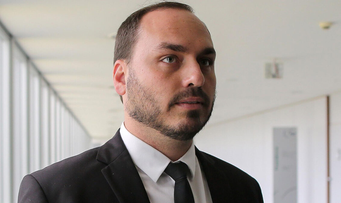 Carlos Bolsonaro é alvo de operação da PF que investiga espionagem ilegal