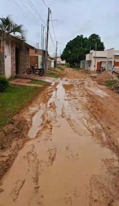 Moradores do bairro Jardim Primavera, em Sena Madureira, reclamam da falta de infraestrutura e asfalto