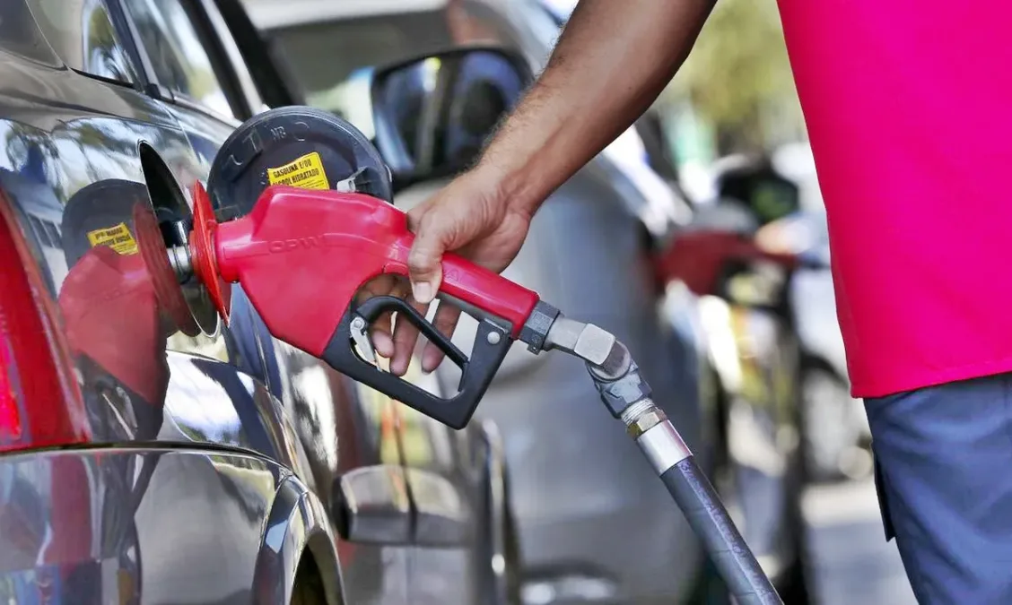 Preço da gasolina registra queda pela 4ª semana consecutiva e encerra o ano em R$ 5,58 por litro
