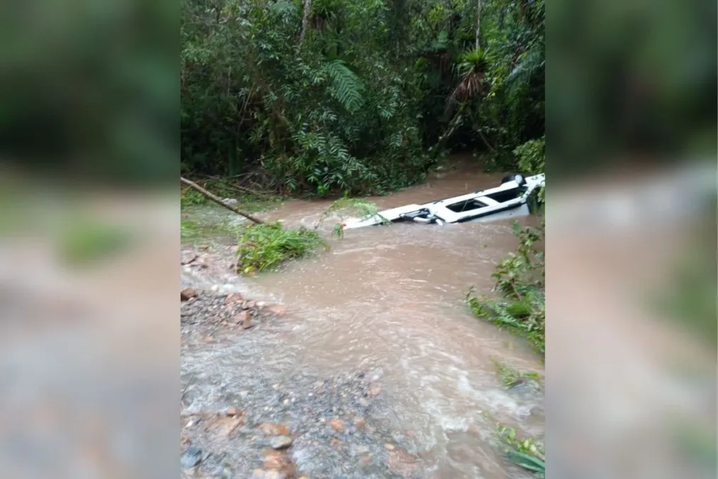 Criança morta em enchente estava presa em carro arrastado pela água