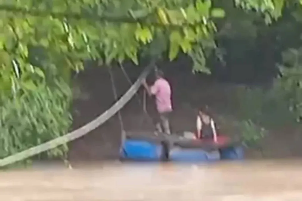 Vídeo: pai usa balsa adaptada para cruzar rio e levar filha na escola