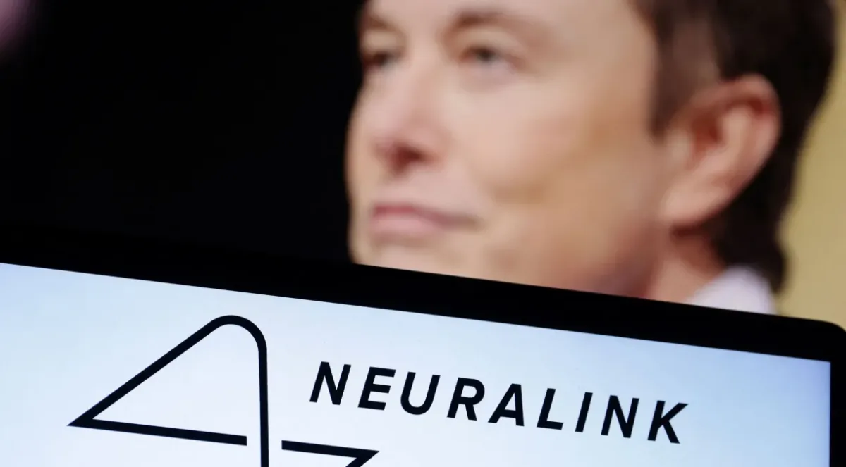 Elon Musk revela êxito do primeiro implante de chip cerebral da Neuralink em ser humano