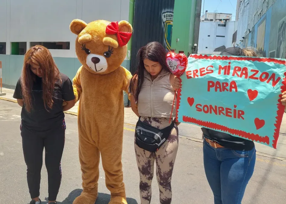 VÍDEO: Policial se disfarça de ursinho romântico para prender suspeitas de tráfico de drogas no Peru