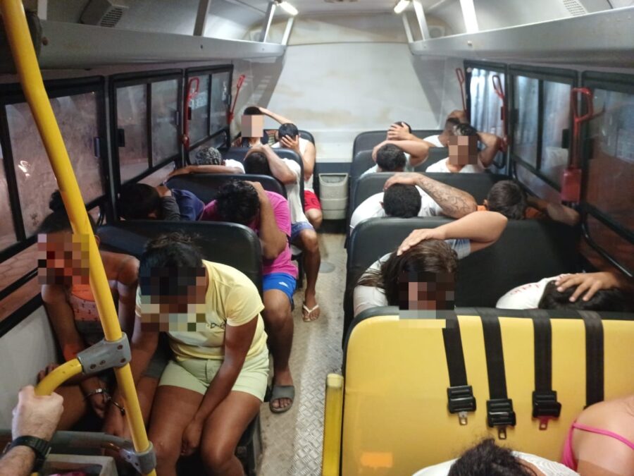 Após as 43 prisões em um único dia, a Polícia Civil realiza a escolta dos presos que foram enviados para unidades prisionais