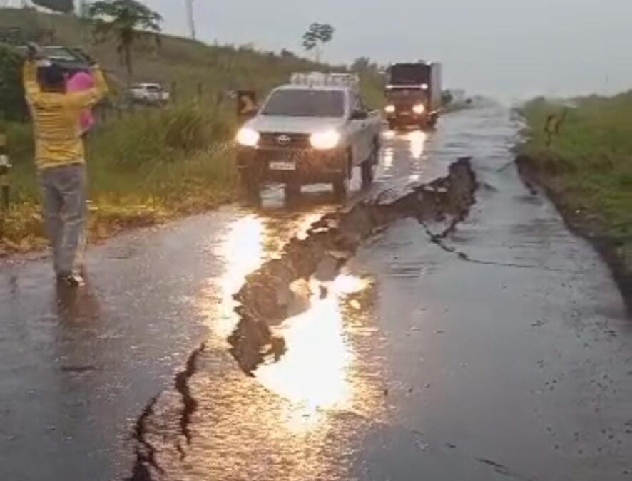 Grande erosão ameaça separar a BR-364 entre Manoel Urbano e Feijó, colocando em risco a vida dos condutores