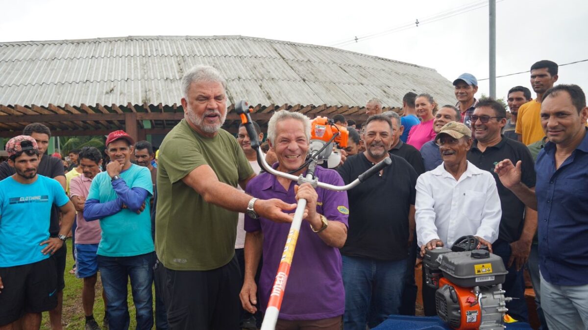 Petecão entrega equipamentos agrícolas à comunidade de Vila Restauração