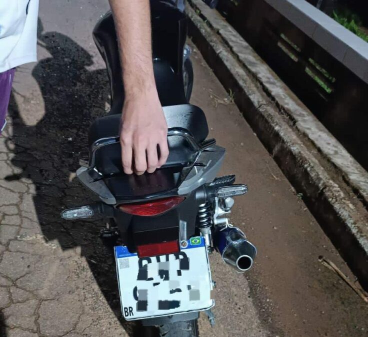 Jovem detido por direção criminosa ao empinar moto em via movimentada