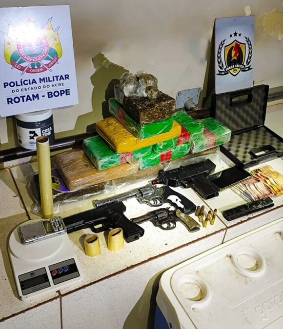 Polícia Militar desarticula “boca de fumo” e apreende armas e drogas em Rio Branco