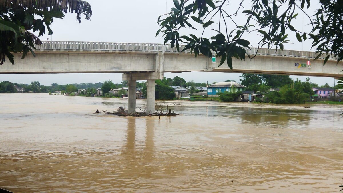Rio Iaco em Sena Madureira atinge 15,18 metros, faltando apenas 2 cm para alcançar a cota de transbordamento