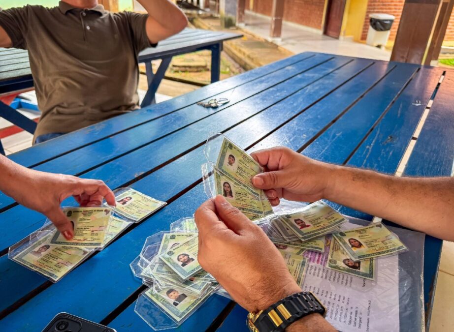Polícia Civil entrega 140 Carteiras de Identidade Nacional em escolas de Rio Branco