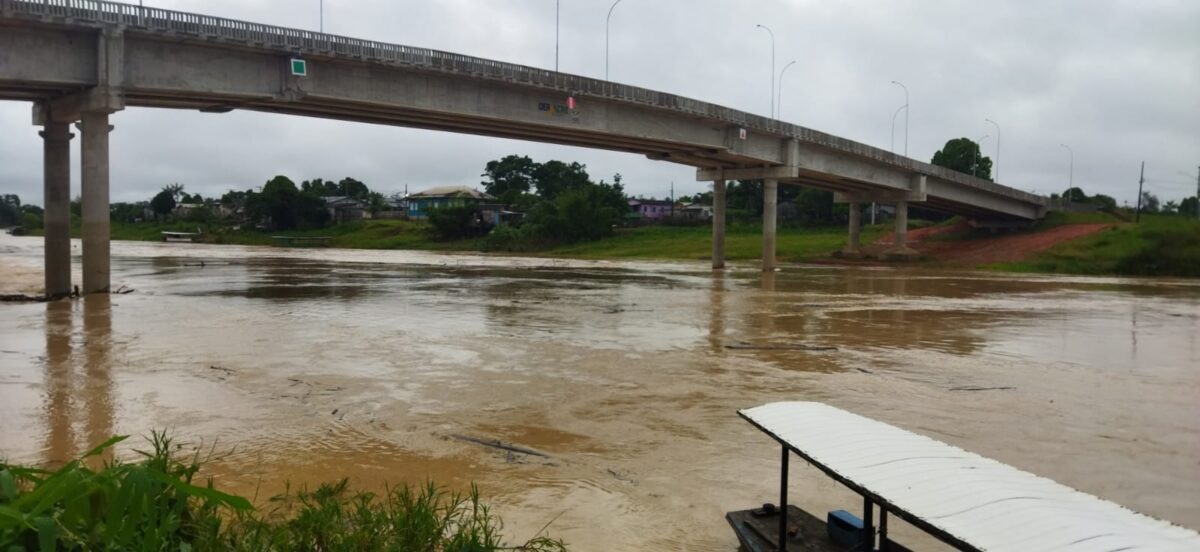 Rio Iaco em Sena Madureira registra aumento, mas permanece abaixo da cota de alerta e transbordamento