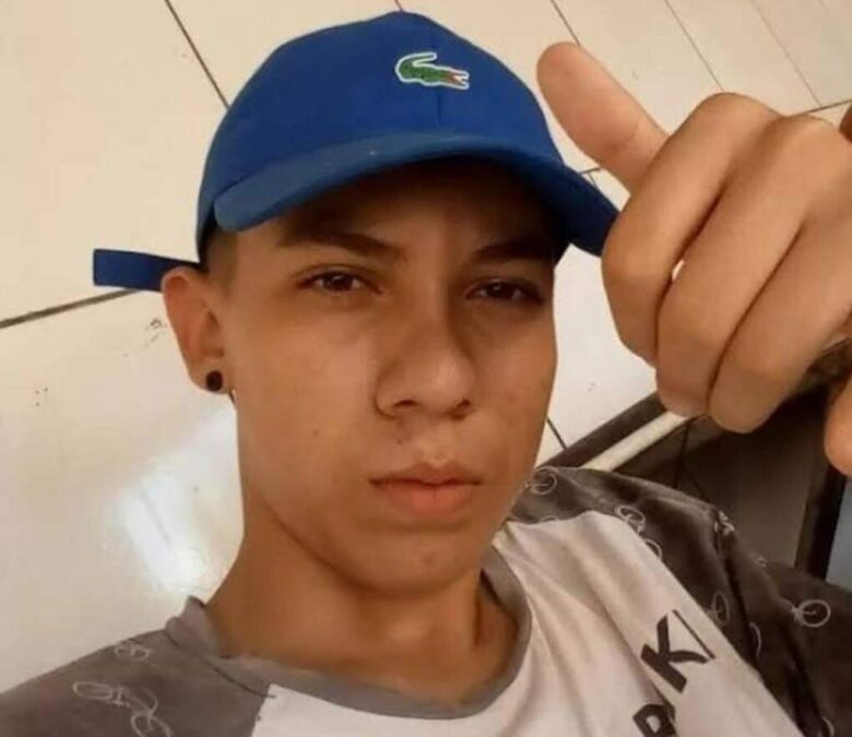 Jovem de 19 anos é baleado quatro vezes e tem casa incendiada por criminosos no Segundo Distrito de Rio Branco