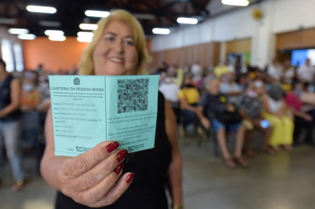 Como solicitar a Carteira do Idoso para viagens com descontos ou gratuitas