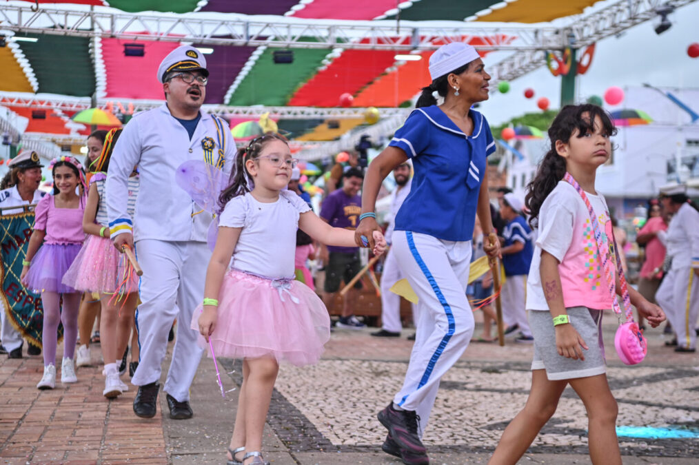Baile Infantil encanta público com fantasias diversas no calçadão da Gameleira