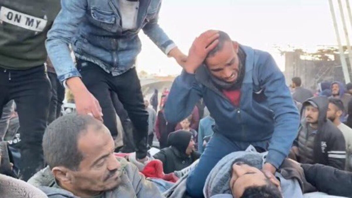 Israel abre fogo, mata mais de 100 palestinos e fere centenas que esperavam por comida em Gaza