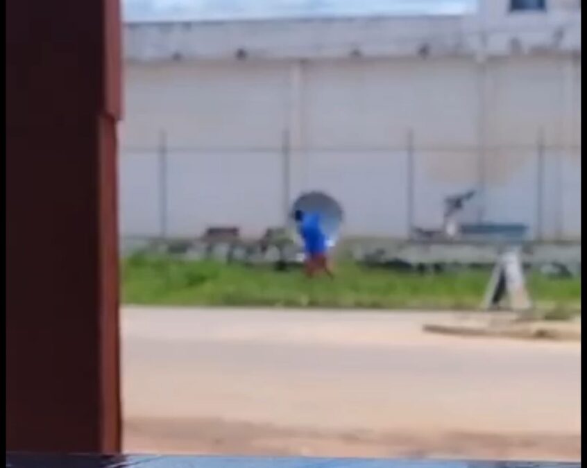 Video: Jovem lança embrulho sobre muralha do presídio em Sena Madureira
