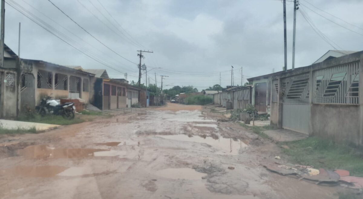 Morador do bairro da Vitória em Sena ironiza: “Deveria se chamar Bairro da Lua” sobre ruas esburacadas
