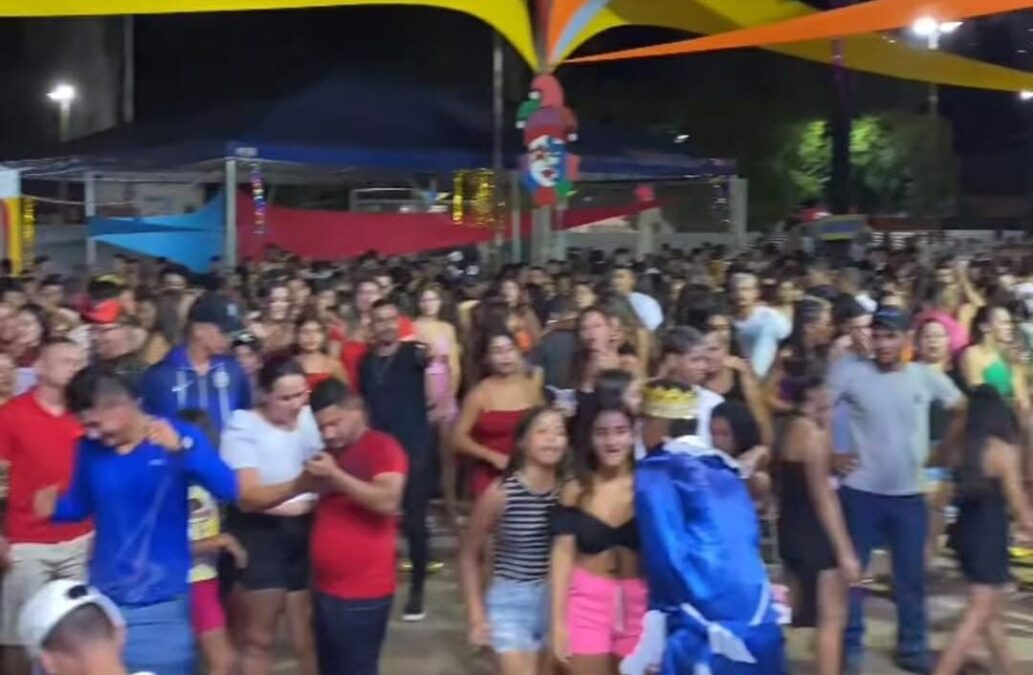 Foliões caem no frevo em segunda noite de Carnaval de Rua em Sena Madureira