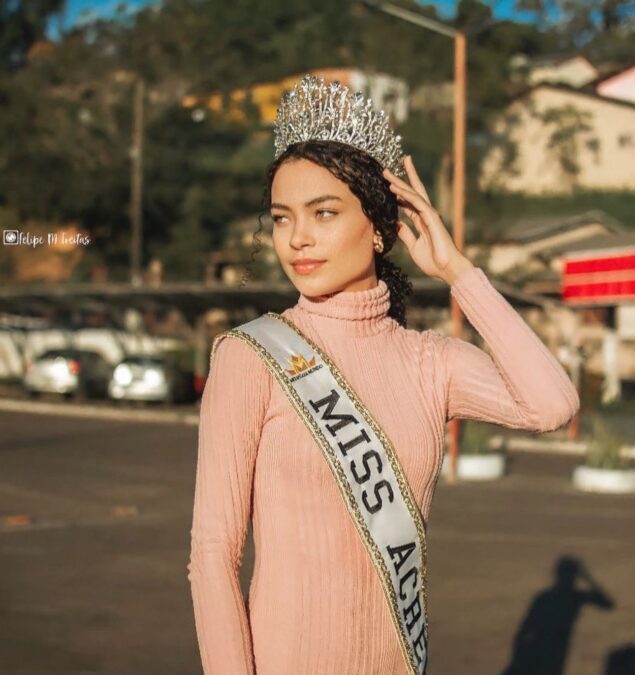 Após Miss perder título por ser mãe, conta do instagram é hackeada e jovem faz apelo comovente