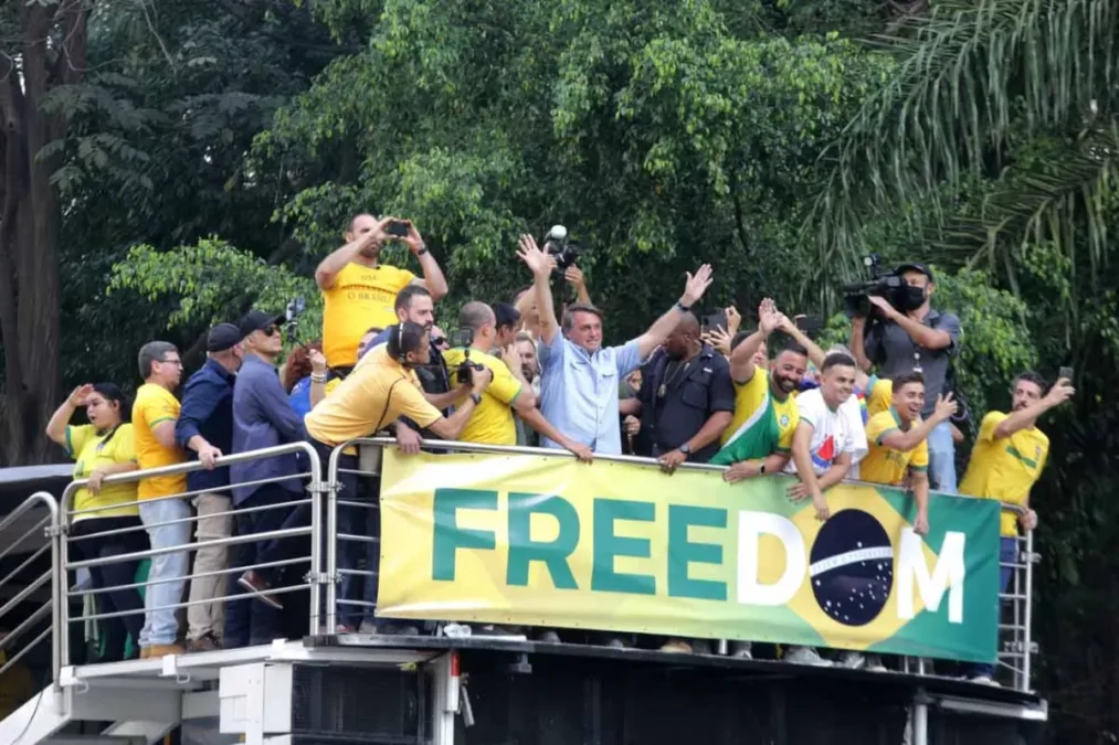 Trios elétricos usados em ato pró-Bolsonaro têm histórico na Parada Gay; patrocínio é de Malafaia