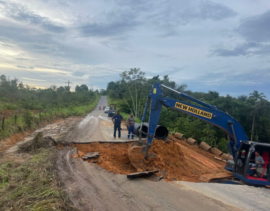 Deracre restabelece acesso na Estrada do Guajará em Cruzeiro do Sul