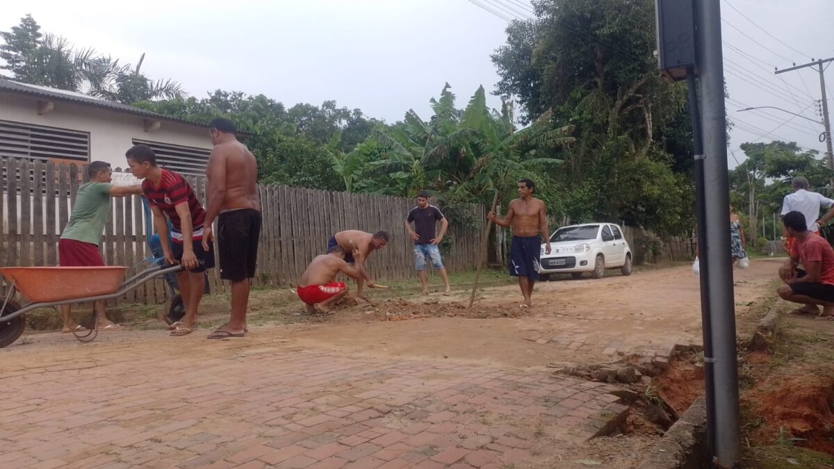 Moradores do Segundo Distrito em Sena Madureira tomam iniciativa e tampam buracos nas ruas esquecidas pela Gestão Municipal